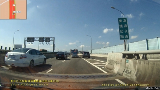 【檢舉】已經很塞車了 可以不要跨槽化線往前面插隊嗎？