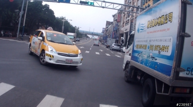 遇到這種搶轉彎的車怎麼辦