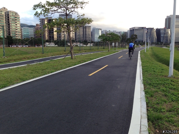 基隆河右岸美堤河濱公園新自行車道完工，如果全線都這樣就太棒了