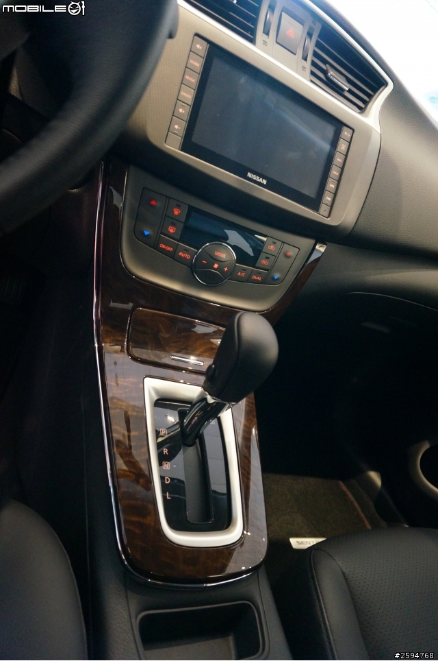 交車順便偷拍Sentra~