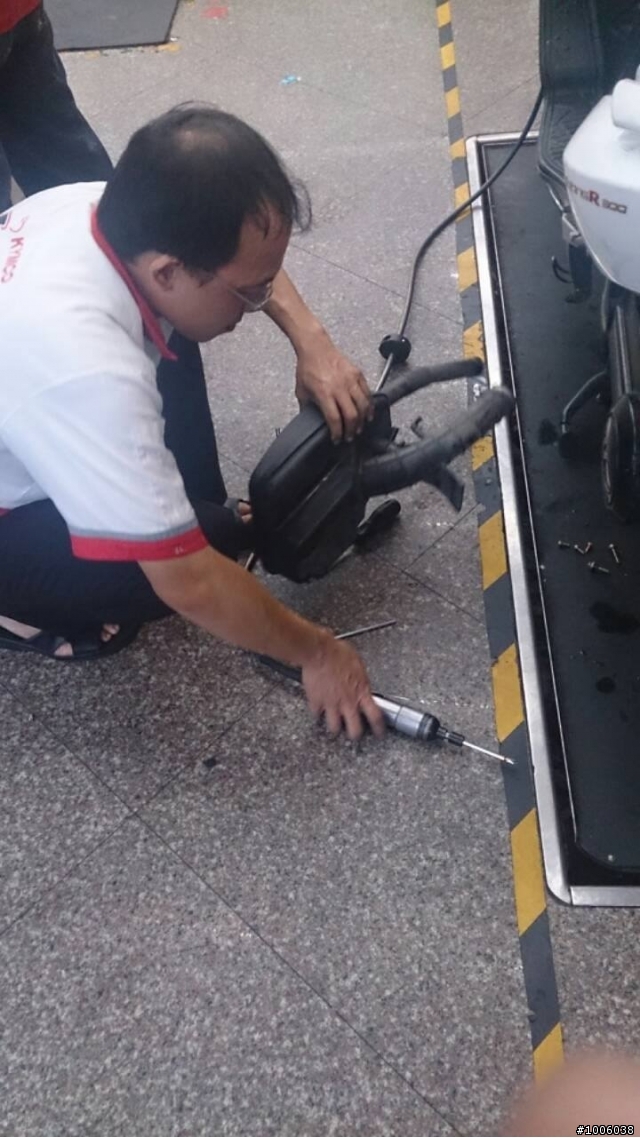 小弟我騎的是Xciting 300 今天跑去換空濾內部是照片和感想