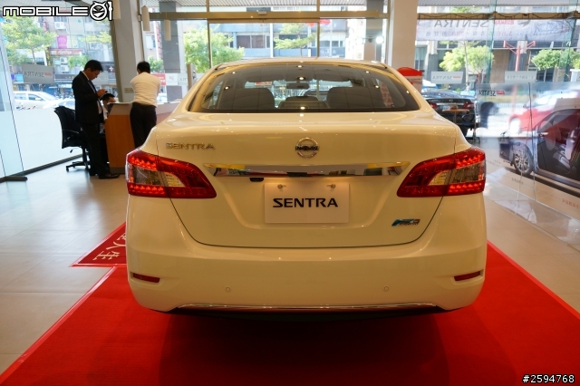 交車順便偷拍Sentra~