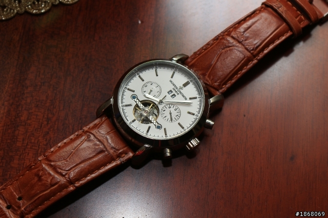 請問這隻vachron constantin的型號是?價錢?