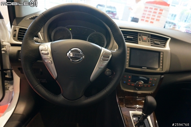 交車順便偷拍Sentra~