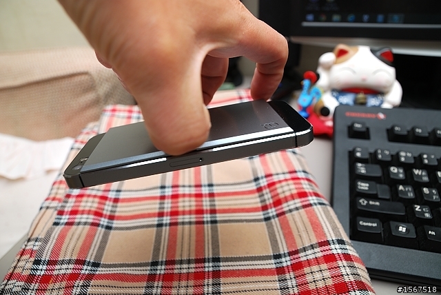 [開箱] CAFFEINE iPhone5付費套件 加碼 Tunewear FRAME x FRAME Shock Mount 搭配照