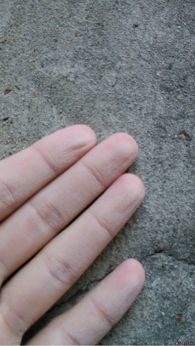 水泥外牆粉化，上防水底膠前需要清除粉末嗎??