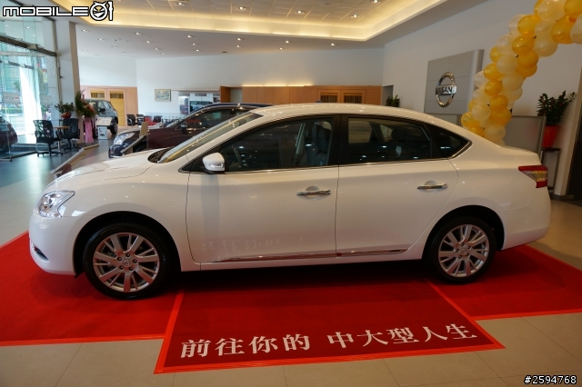 交車順便偷拍Sentra~