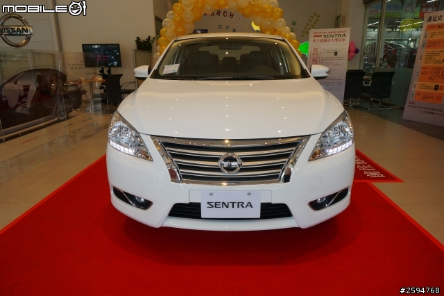 交車順便偷拍Sentra~
