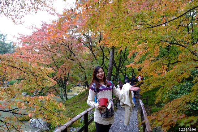 懇請神人協助修圖，去除女孩背後路人，感激不盡 (歡迎惡搞XD)