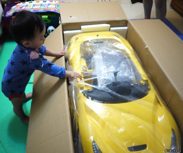 [開箱] 法拉利遙控兒童電動車