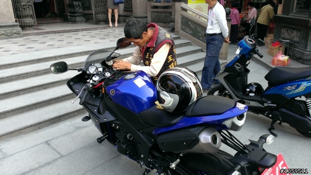 [ 開箱] 熱的喔~2014 R1 RACE BLUE