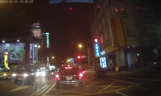【檢舉教學】自車行進間也可以檢舉 [黃網狀線路口未淨空]
