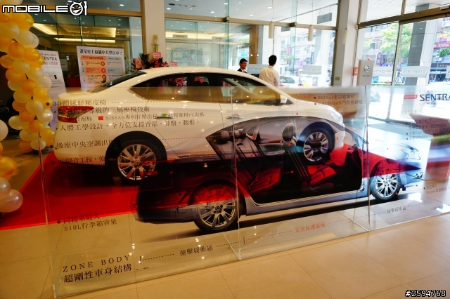 交車順便偷拍Sentra~