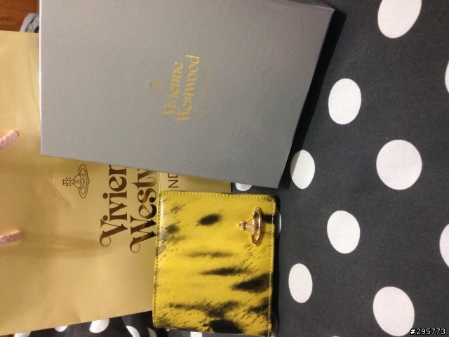 {簡易開箱文}與vivienne westwood 的初體驗～～中性短夾（有夠高調）