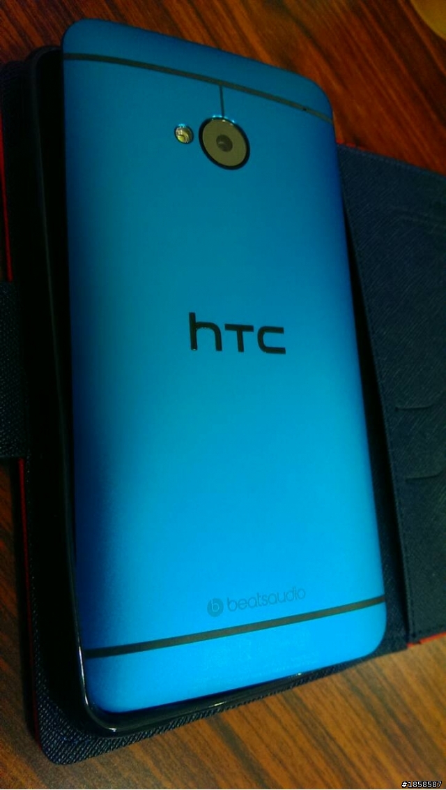 藍色New HTC One真的好毒....