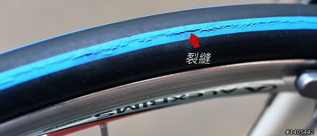 使用一年多的Schwalbe Ultremo ZX外胎出現裂縫是否正常?