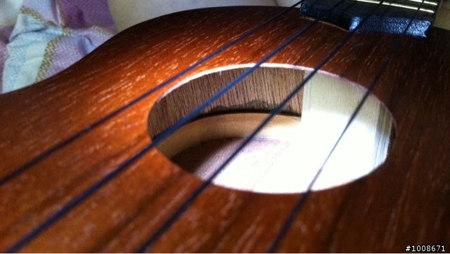 今天買了一把烏克麗麗，裡面這樣是正常的嗎？