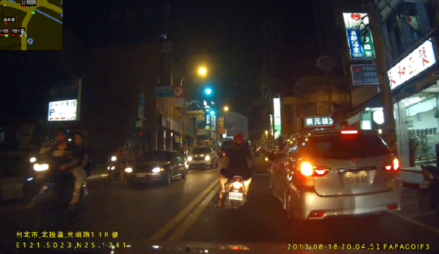 【檢舉教學】自車行進間也可以檢舉 [併排停車]