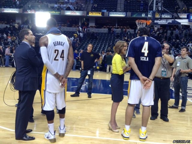 剛剛結束的公牛vs溜馬 還是不敢相信我坐在第一排!!