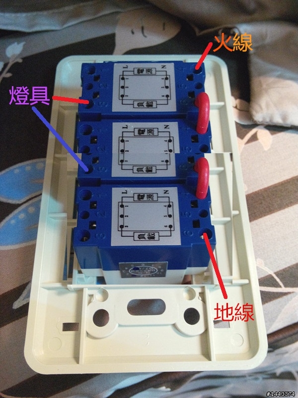 幫幫忙~請教一下接電源開關~
