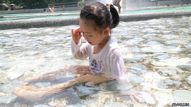 可否幫忙調整一下亮度 謝謝, 女兒照片,