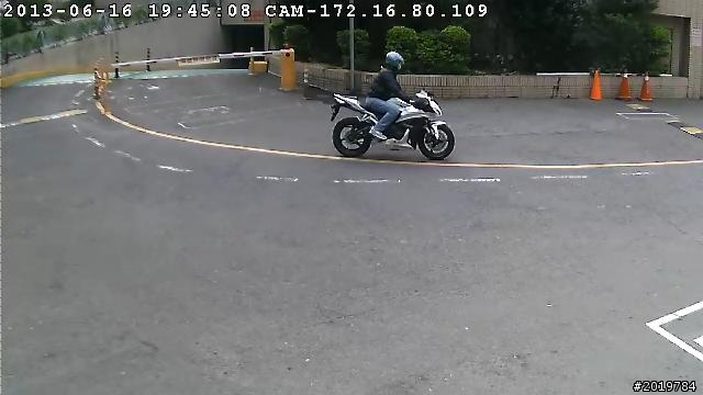 [重機遭竊] HONDA 07年 CBR-600RR 白銀配色於11/22(五)於住家社區地下停車場遭竊