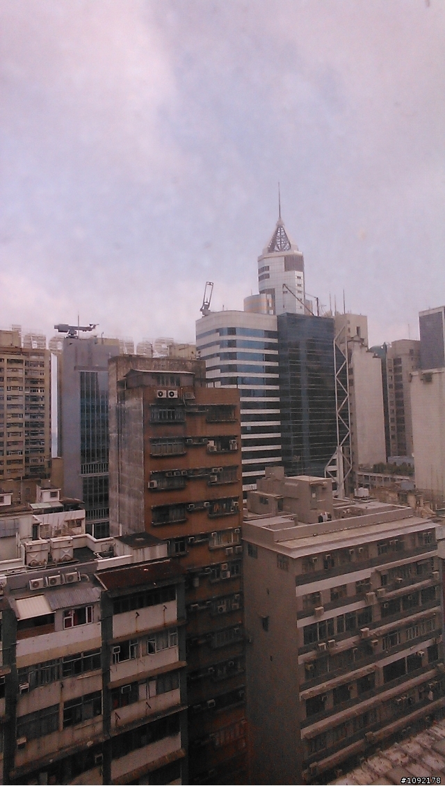 New One 前鏡頭紫/紅光?