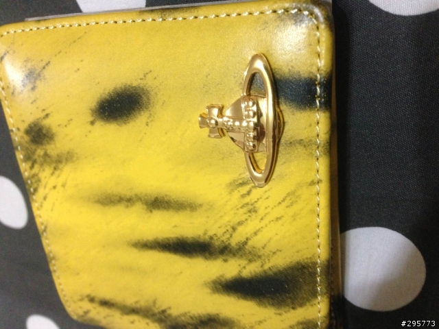 {簡易開箱文}與vivienne westwood 的初體驗～～中性短夾（有夠高調）