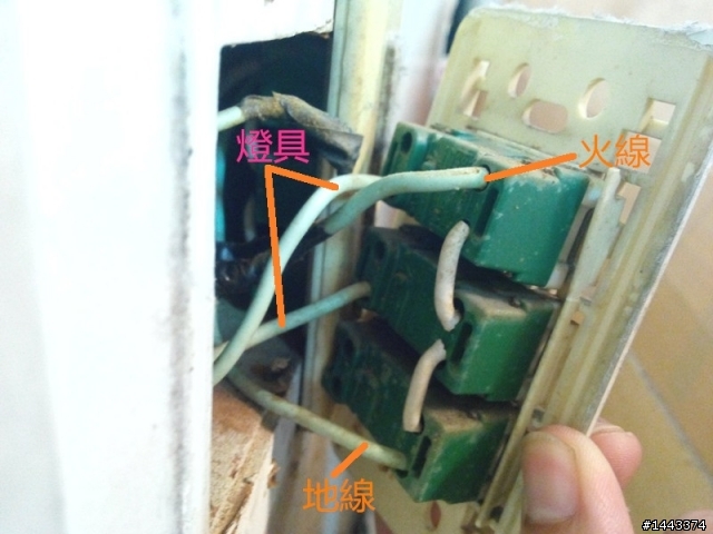 幫幫忙~請教一下接電源開關~