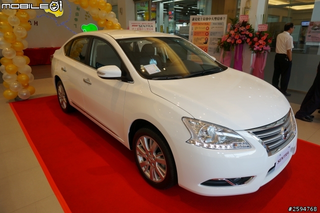 交車順便偷拍Sentra~