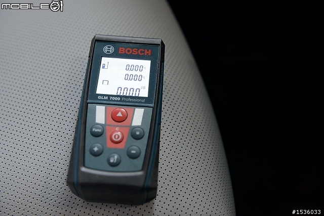 BOSCH GLM7000量測U6高22.3公分高，比U7矮，但比MPV高。