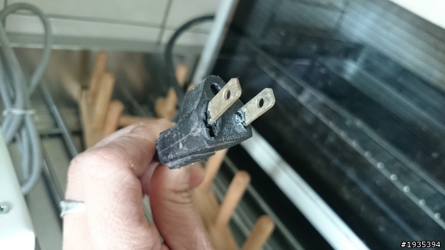 烤箱插頭熔掉了