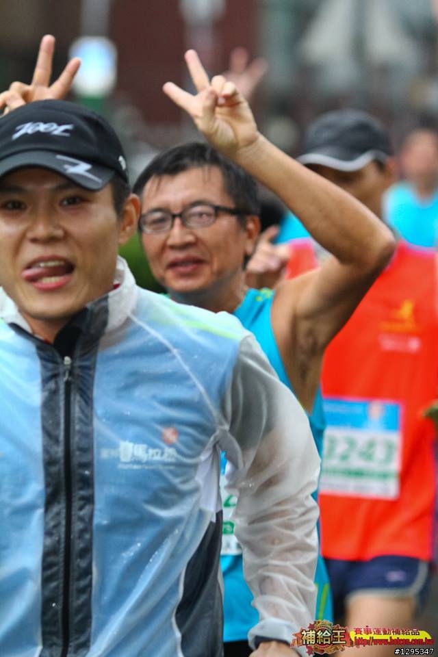 求助神人幫忙~朋友冒雨中跑完富邦馬，結果後面那位太搶戲了