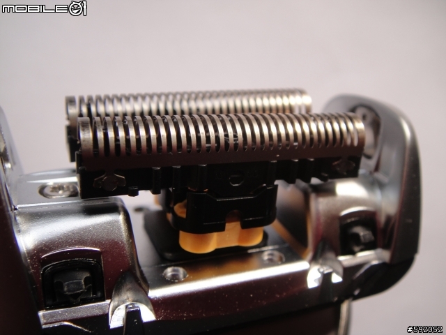 [開箱]百靈電動刮鬍刀590cc-4