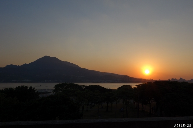 Sony RX100 拍攝夕陽時出現的不自然漸層?