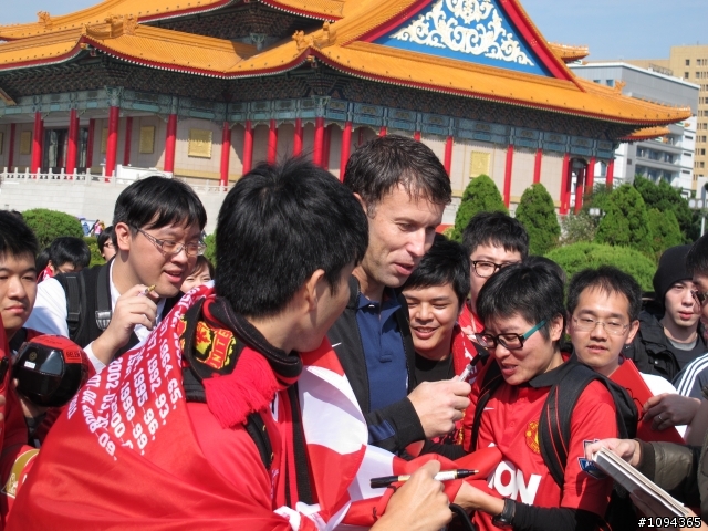 版上有其他人今天早上也到場了嗎?  曼聯英超冠軍獎盃世界巡迴展 台北站...(有圖)