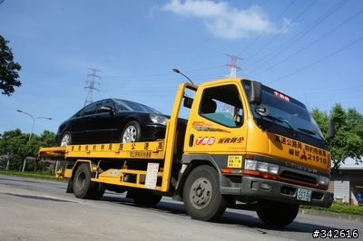 車子 在高速公路上拋錨被拖救車載運還要繳費嘛