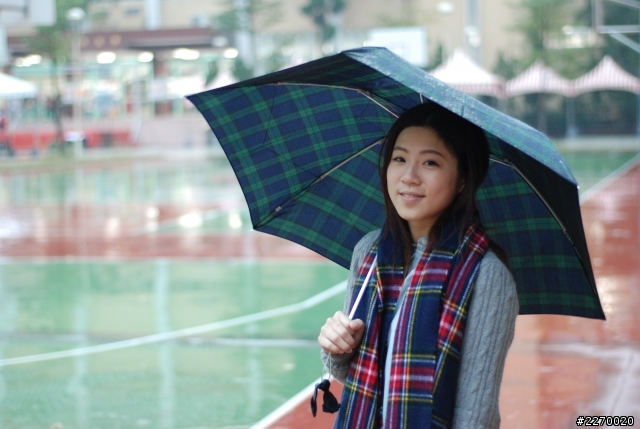 新手雨天試拍帶景人像