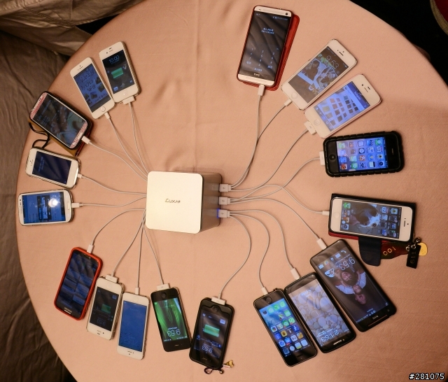 宇宙魔方-超大行動電源LUXA2 P-MEGA(新增18支手機充電惡搞圖)