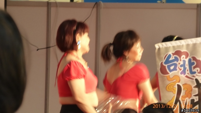 靓妹在跳舞.....