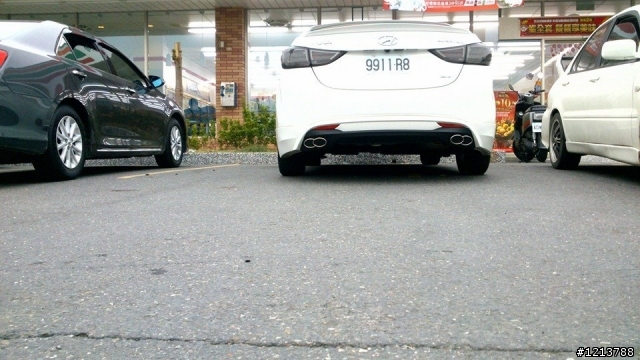 好大一台的Hyundai  ELANTRA 停車有必要霸佔兩格!?