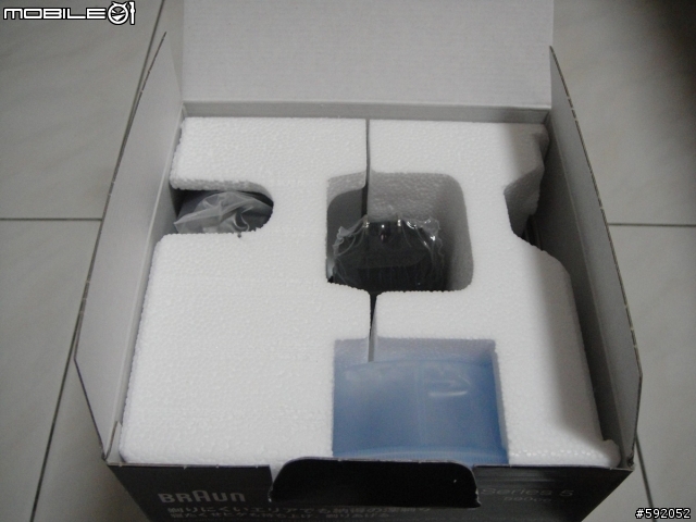[開箱]百靈電動刮鬍刀590cc-4