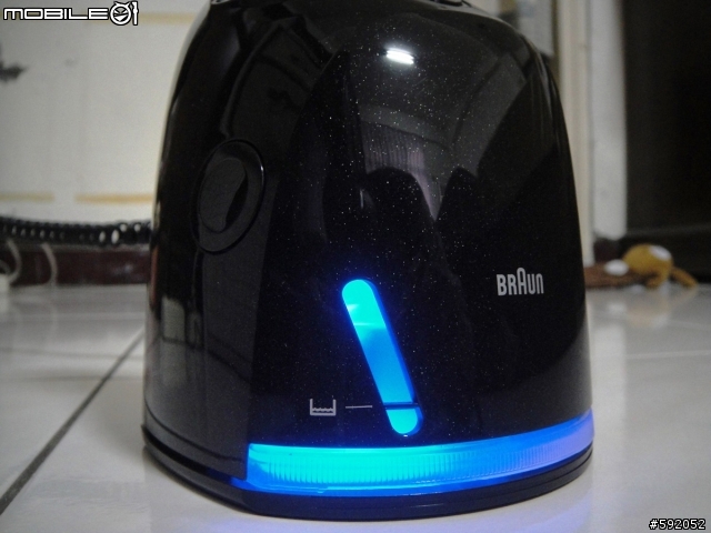 [開箱]百靈電動刮鬍刀590cc-4