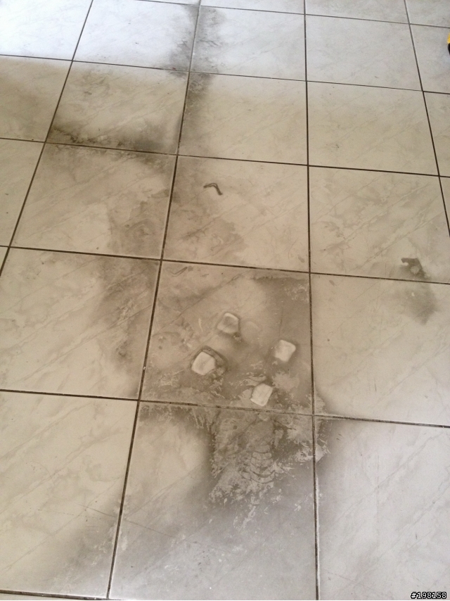家裡地板一區塊變黑，要如何請潔??