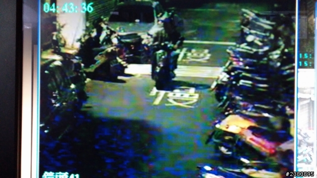 請問這台是甚麼機車?小弟不懂機車，求救詢問...