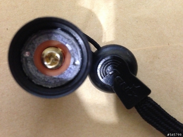 Fenix LD20 手電筒被勁量電池漏液