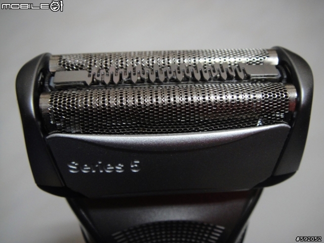 [開箱]百靈電動刮鬍刀590cc-4