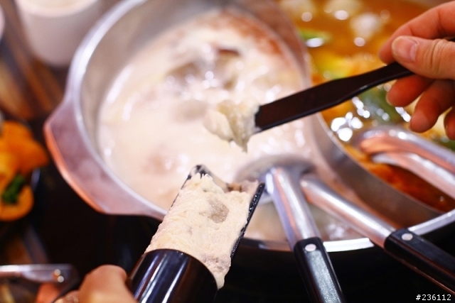 勾勾鍋~多種風味鍋底美味上桌!!