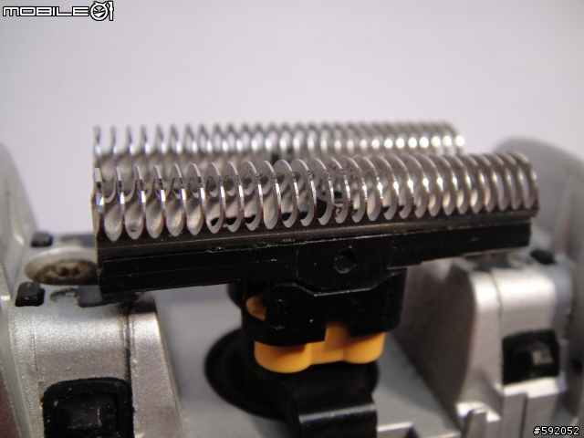 [開箱]百靈電動刮鬍刀590cc-4
