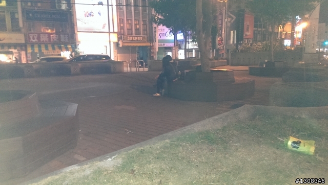 我的new one 夜間開閃光燈拍出來，為什麼是一片白茫茫？